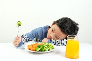 Lielais pareiza uztura piecinieks – speciālistu ieteikumi skolas vecuma bērna ēdienkartei