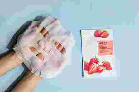 MIZON Joyful Time Strawberry facial mask, 23 g