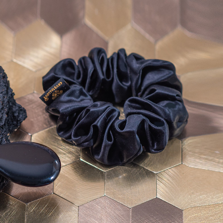 CRYSTALLOVE Black zīda matu gumija, 1 gab.