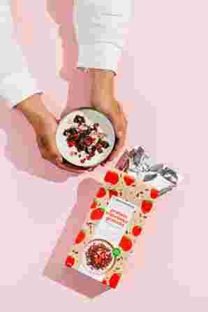 THE BEGINNINGS Proteīna ar auzām, kakao un zemenēm granola, 200 g