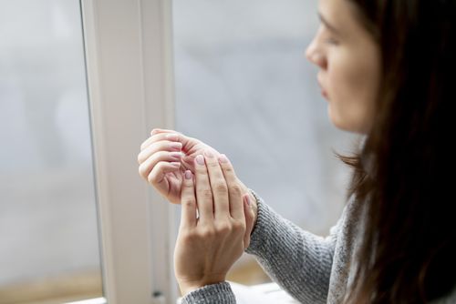Kodėl žiemą skilinėja rankų pirštų galiukai?
